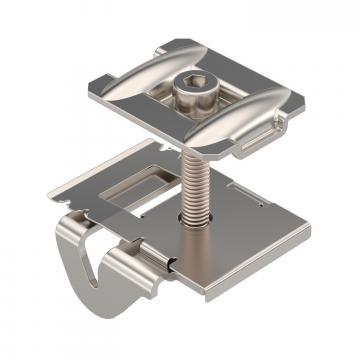 Abraçadeira intermediária para montagem de módulo fotovoltaico, espaço livre